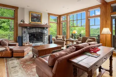 Image de Ski in Ski out 5_ Bedroom Spruce Peak Lodge Luxury Mountain Cabin with slope-side views.