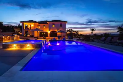 Image de Lake Naci Estate w/Pool, swim up bar, 2nd hot tub, sleeps 18!