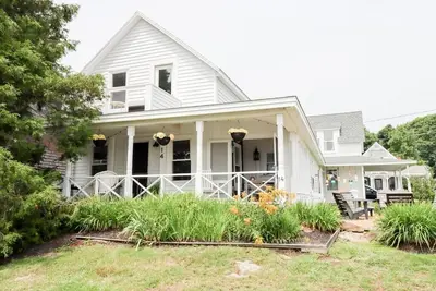 Image de Maine Cottage, steps from the beach!