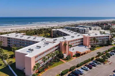 Image de 2 Bedroom condo, steps to the Beach!