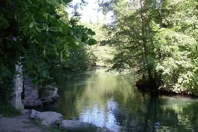 Image de Villa sur parc arboré avec parking et prise de recharge pour véhicule électrique