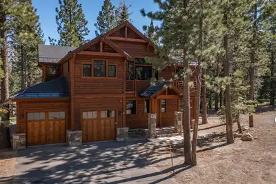 Image de Luxurious, One of a Kind Home on Golf Course. 2 Private Hot Tubs & Gas Grill