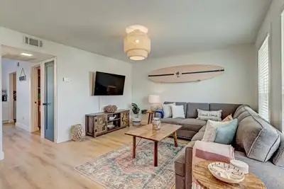 Image de Bright & Breezy Beach Cottage – Walk to Sand, Pets Welcome!