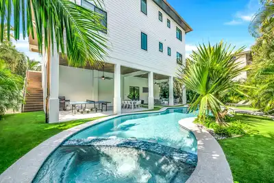 Image de Luxury home, Lagoon-style Pool, Rooftop Deck. Beach views! - Tide of Your Life