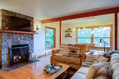 Image de Parkway Hideout - Cozy Home with Trails/Hot Tub/Ac