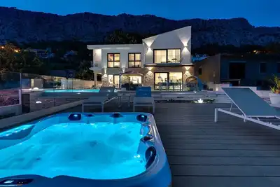 Image de New! Seaview Villa Nautique, a 3-bedroom villa with a 32 sqm heated private pool and a Whirlpool.