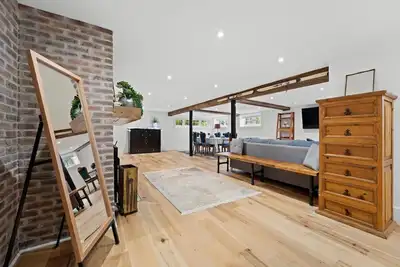 Image de Luxurious lower level Apartment Closeto downtown