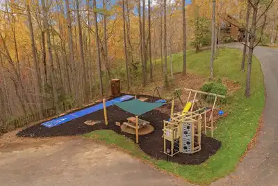 Image de Ninja Tower-Shuffleboard-New Hot tub-Fire pit-Horseshoes-3acres-Private-Views