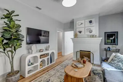 Image de Forth House - Butterfly Getaway in Historic Spr!