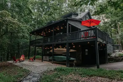 Image de Jacuzzi, Fire Pit, Game Room, 10 min to Br, Backpacks, Hammock, Newly Remodeled