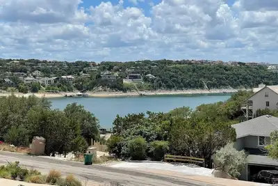 Image de Lakeview Home-Lake access, beach, marina & dining.