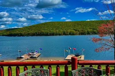 Image de Unobstructed lake views from living areas. Restaurants & activities in minutes