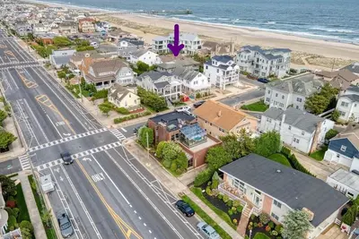 Image de Secluded Beach Block Cul-de-Sac Midcentury Gem 2 Houses from Beach!