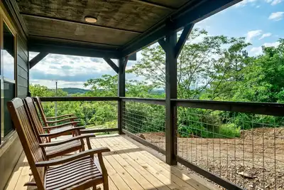 Image de 👀Fall discounts! 🔥Dollywood Hills 3 Bdrm-game room-hot tub-grill