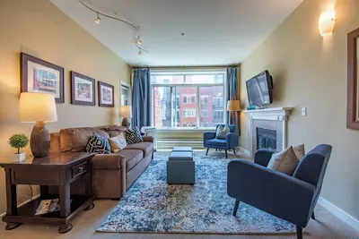 Brilliant 2 Bedroom 2 Bath Home in Seattle!