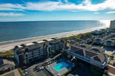 Image de Recently Renovated Spacious 6 Bedroom Condo, Just Steps From The Ocean
