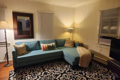 Image de Peaceful, clean cottage, 10 min walk to town. Monthly rates. Fenced backyard