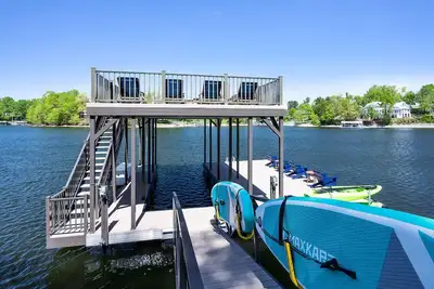 Image de New Home, Dock, Home Theatre, Hot Tub, Fire Pit, Kayaks