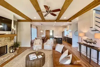 Image de Luxe Lakefront Getaway w/ Porch + Water View!