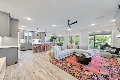Image de Entertainment Barn, Pickle Ball Court, + 2 Casitas