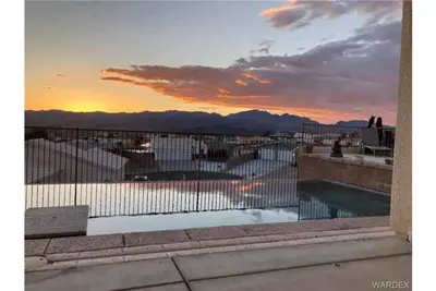 Image de Custom 4 bdrm with Granny Suite and Infinity Pool