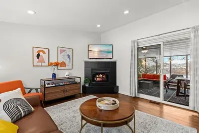 Image de ★Enclosed Patio★ Gas Fireplace Ev Charger Bbq 4Bed 2Bath- Entire House Royal Oak