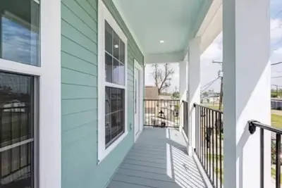 Image de Newly Constructed Home w/ Traditional New Orleans Feel