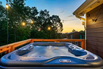 Image de Charming Christmas Cabin-Near Dollywood, Downtown, Ziplining-HotTub, Games, View