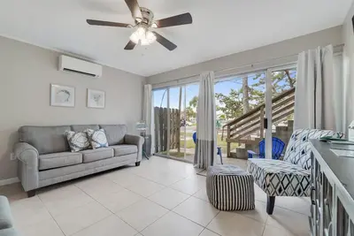 Image de One floor, walk to the beach! Sleeps 4, full kitchen, no stairs!