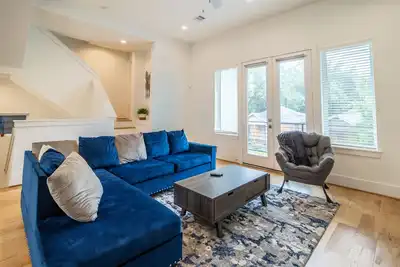 Image de New Art Deco Tall Townhome Near Downtown Houston