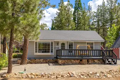 Image de Bayview Bungalow - Hot Tub, Ev Charger, One Block From Lake, Pet Friendly Cabin