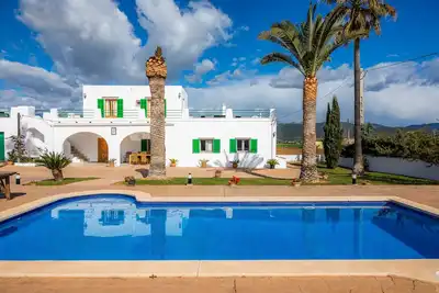 Image de Maison de vacances Finca Goet avec vue sur les montagnes, piscine et Wi-Fi.