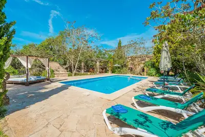 Maison de vacances \"Finca Can Xet\" avec vue sur les montagnes, piscine et Wi-Fi.