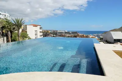 Image de Beautiful Pool and Views, Close Walk to Downtown and Marina
