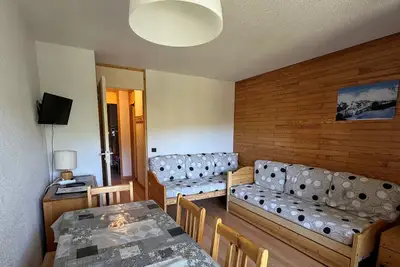 Image de Appartement fonctionnel · Skis aux pieds · Balcon