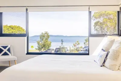 Image de Florentine, 8 11 Columbia Close - opposite the beach with Air con and water views