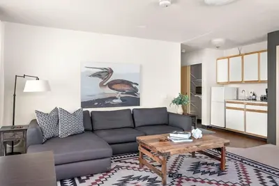 Image de Lovely Pet Friendly 2bd \/ 2ba w\/ Private Entrance, On Site Laundry & Dedicated Parking