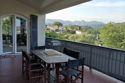 Image de Haut de villa chaleureuse avec accès privé et jardin/piscine privé