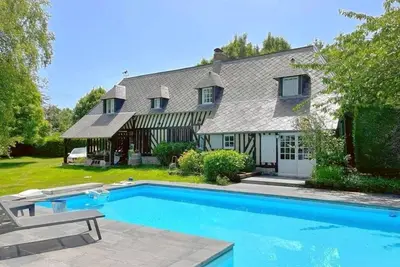 Image de Domaine en Normandie avec Piscine & Tennis