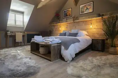 Image de Romantic luxury barn in quaint countryside village