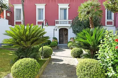 Image de An ancient, refined residence, a stone's throw from the sea.