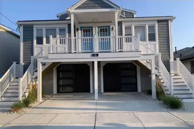 Image de Beautiful newly renovated home walking distance to beach,