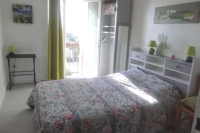 Image de Gd T2, vue montages et mer, proximité commerces, parking gratuit, bus