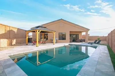 Image de Modern New Build w Heated Pool Bbq
