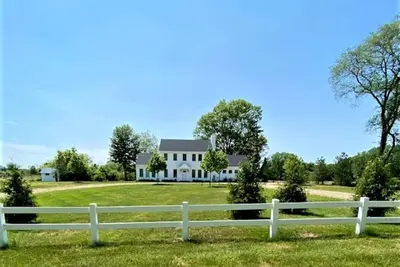 Image de Tranquil and Stunning Farmhouse in the Heart of Harbor Country. . . A+ Location!