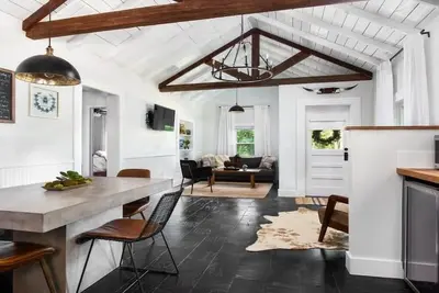 Image de A Suite Retreat, Hot tub, Fire Pit, Sleeps 4!