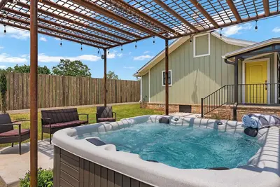 Image de Blumenhaus, Fire Pit, Hot tub, Sleeps 6!