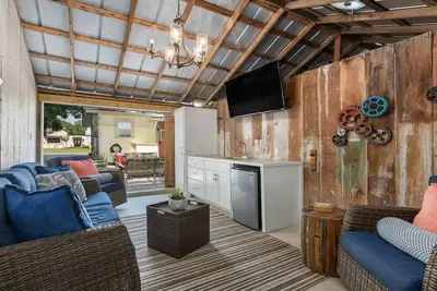 Image de Cottage on Mistletoe, hot tub, outdoor party barn!
