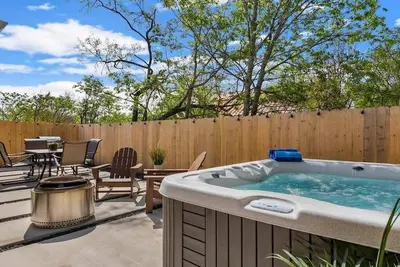 Image de Eagle St Retreat, Privacy Fence, Hot Tub, Fire pit