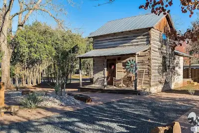 Image de Sycamore Log Cabin, Walk to Main St, Sleeps 4